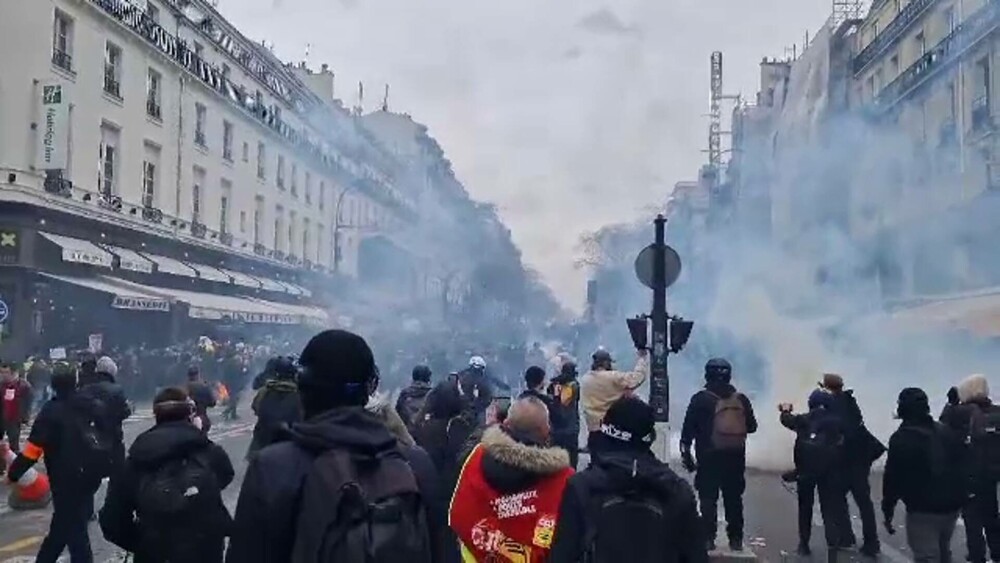 Imagini șocante în Franța. Protestatarii au incendiat primăria din Bordeaux. Sute de răniți și arestați GALERIE FOTO - Imaginea 9