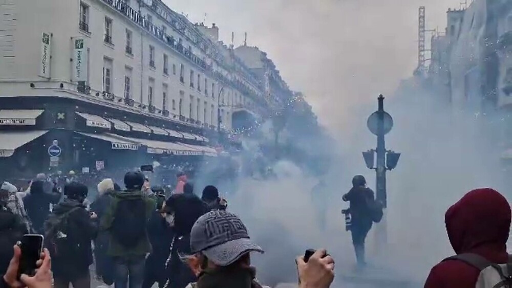 Imagini șocante în Franța. Protestatarii au incendiat primăria din Bordeaux. Sute de răniți și arestați GALERIE FOTO - Imaginea 10