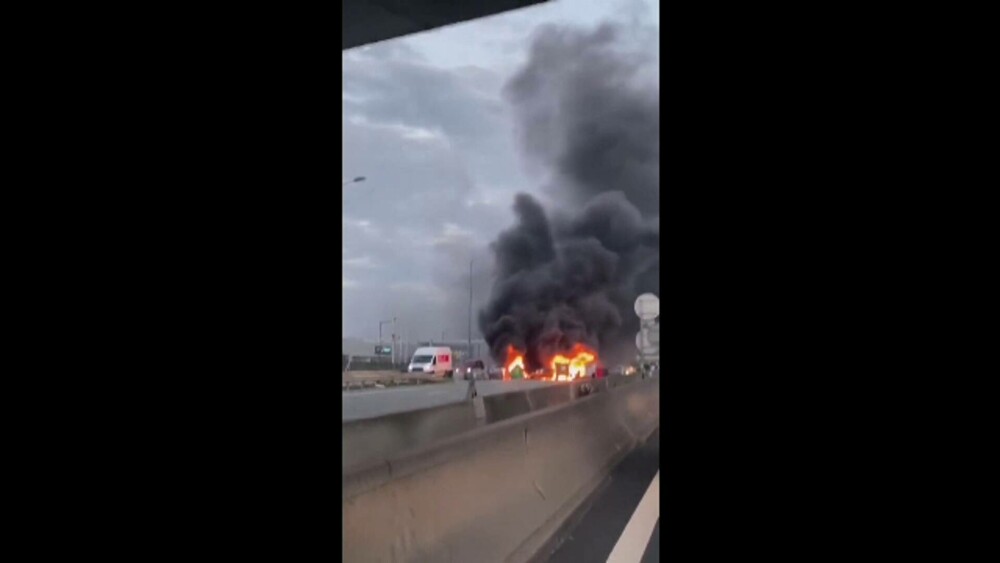 Imagini șocante în Franța. Protestatarii au incendiat primăria din Bordeaux. Sute de răniți și arestați GALERIE FOTO - Imaginea 11