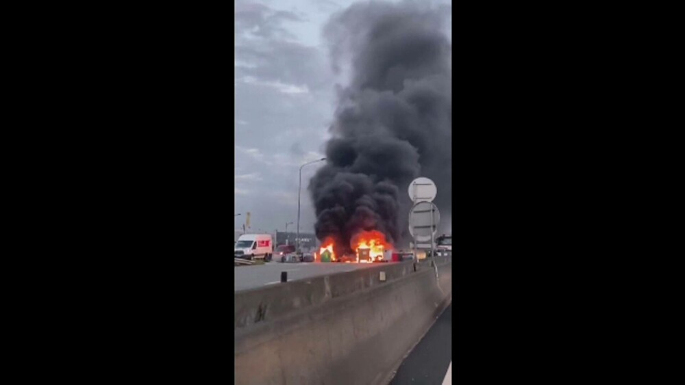 Imagini șocante în Franța. Protestatarii au incendiat primăria din Bordeaux. Sute de răniți și arestați GALERIE FOTO - Imaginea 12