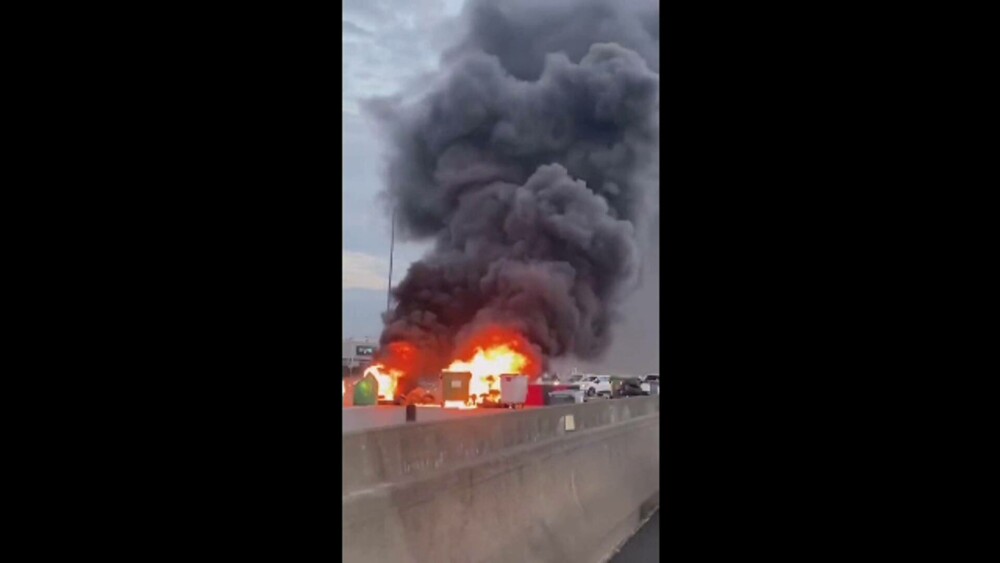 Imagini șocante în Franța. Protestatarii au incendiat primăria din Bordeaux. Sute de răniți și arestați GALERIE FOTO - Imaginea 13