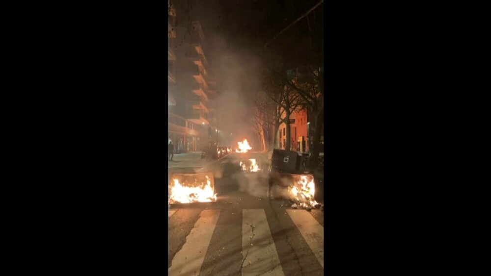 Imagini șocante în Franța. Protestatarii au incendiat primăria din Bordeaux. Sute de răniți și arestați GALERIE FOTO - Imaginea 14