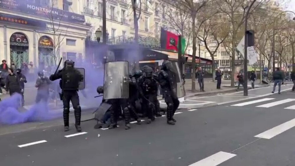 Imagini șocante în Franța. Protestatarii au incendiat primăria din Bordeaux. Sute de răniți și arestați GALERIE FOTO - Imaginea 15