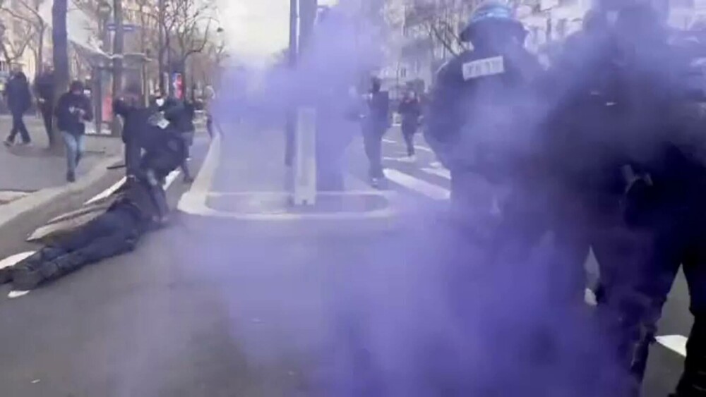 Imagini șocante în Franța. Protestatarii au incendiat primăria din Bordeaux. Sute de răniți și arestați GALERIE FOTO - Imaginea 16