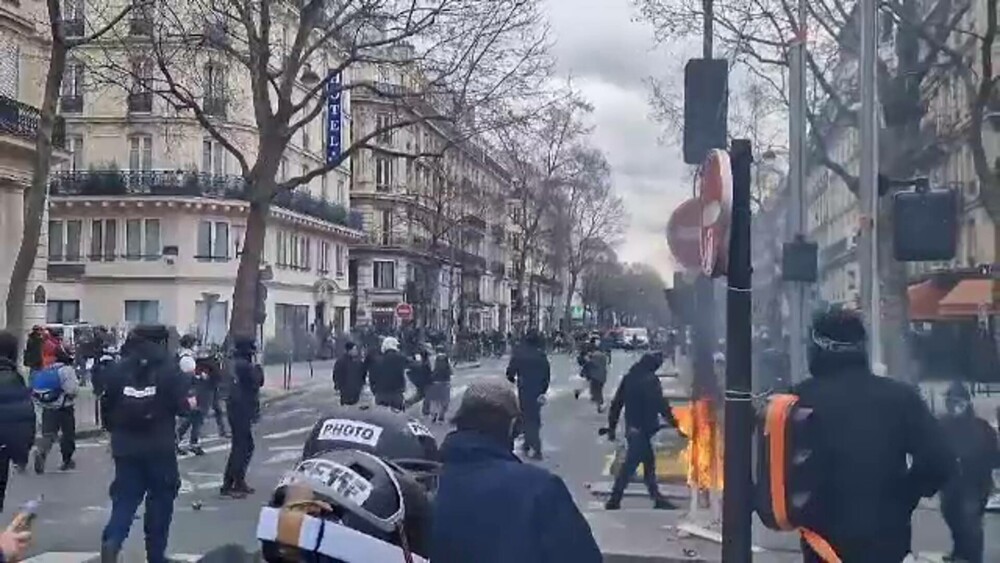 Imagini șocante în Franța. Protestatarii au incendiat primăria din Bordeaux. Sute de răniți și arestați GALERIE FOTO - Imaginea 17
