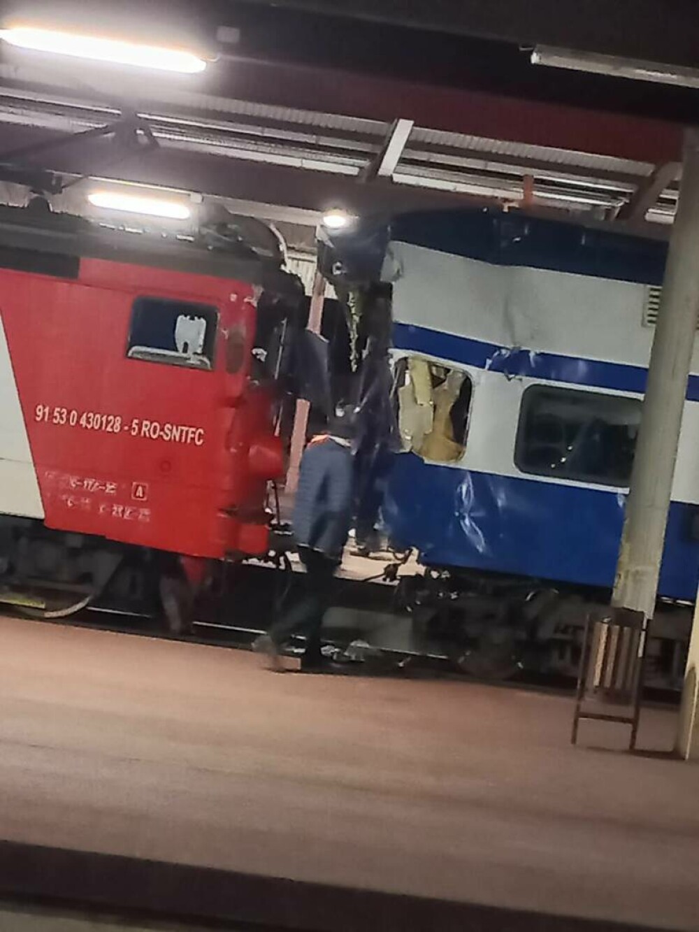 Accident feroviar în Gara Galați. O femeie conductor a murit, trei persoane sunt rănite după ce o locomotivă a lovit un tren - Imaginea 16