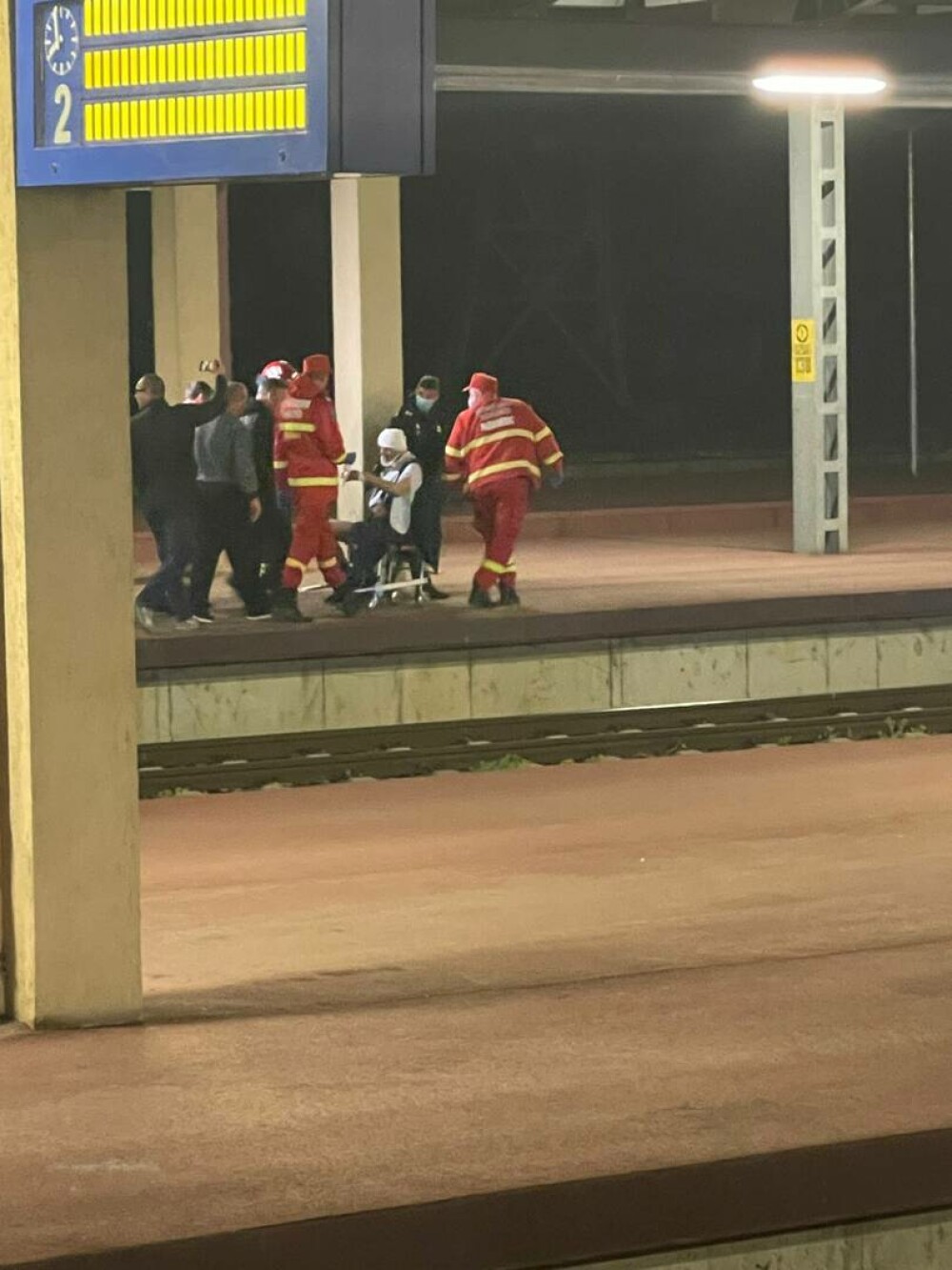 Accident feroviar în Gara Galați. O femeie conductor a murit, trei persoane sunt rănite după ce o locomotivă a lovit un tren - Imaginea 17