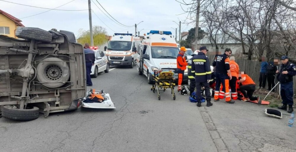 O ambulanţă s-a răsturnat în Ialomiţa. Trei persoane au fost rănite, între care un copil de un an - Imaginea 2