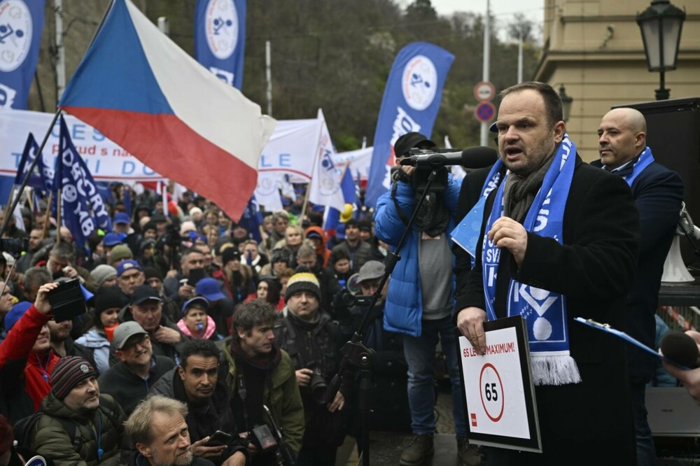 După Franța, și Cehia vrea să majoreze vârsta de pensionare. În Praga au început proteste împotriva reformei | GALERIE FOTO - Imaginea 10