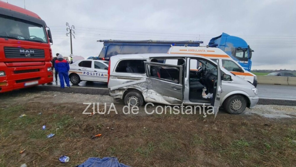 Accident între două microbuze și un TIR, în Constanţa. Două persoane, între care o fetiță de 5 ani, au ajuns la spital - Imaginea 1
