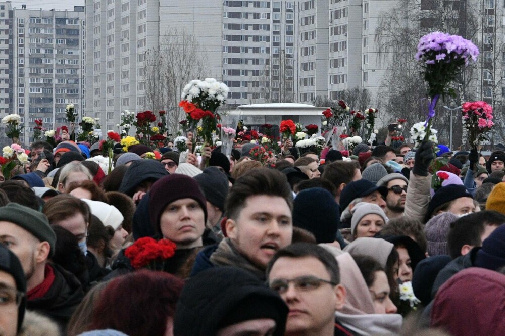 „Nu ne este frică! Noi nu iertăm”. Cel puţin de 45 de persoane au fost reţinute în timpul omagierii lui Aleksei Navalnîi - Imaginea 2