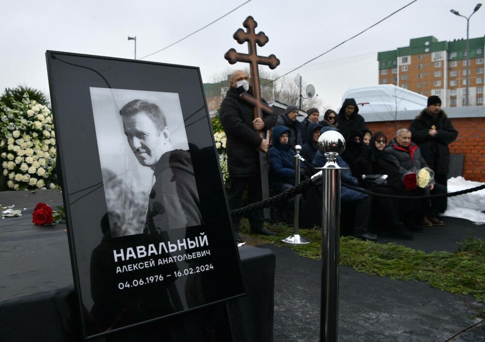 „Nu ne este frică! Noi nu iertăm”. Cel puţin de 45 de persoane au fost reţinute în timpul omagierii lui Aleksei Navalnîi - Imaginea 3