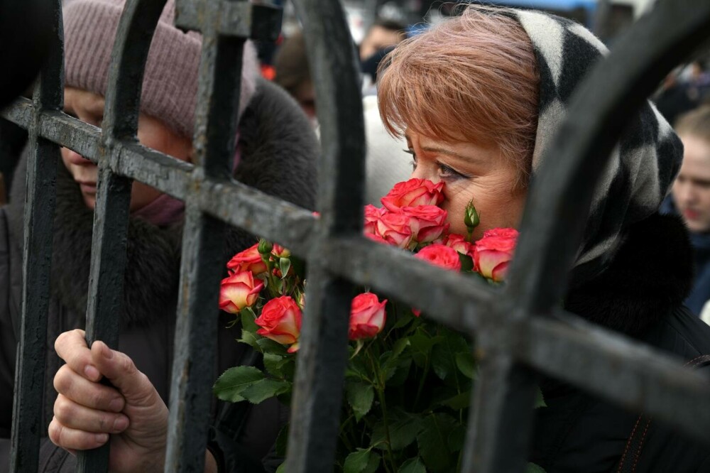 „Nu ne este frică! Noi nu iertăm”. Cel puţin de 45 de persoane au fost reţinute în timpul omagierii lui Aleksei Navalnîi - Imaginea 4