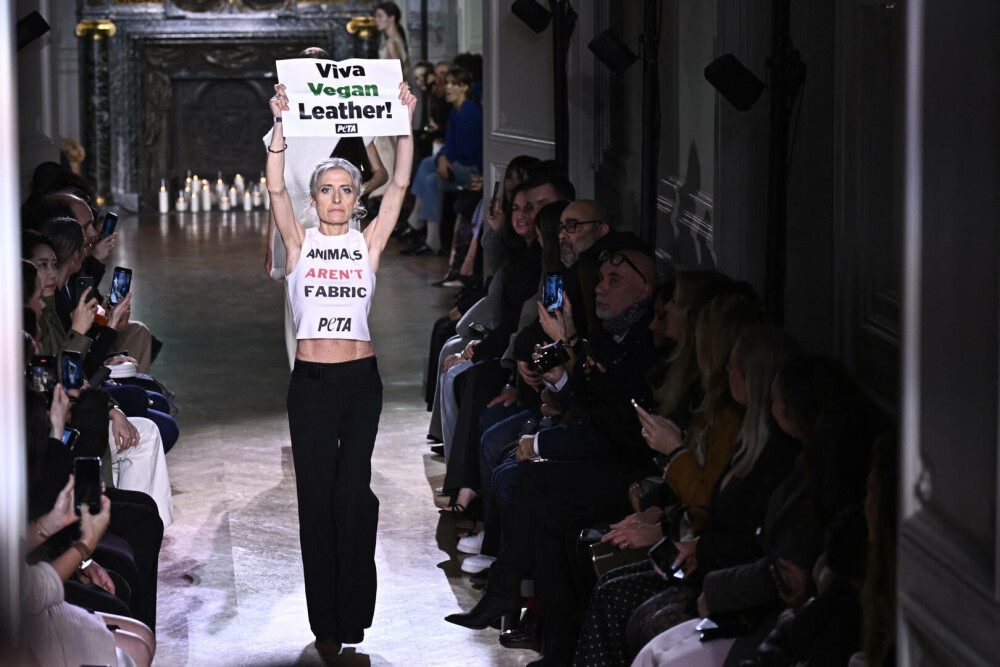 Prezentarea de modă a Victoriei Beckham la Paris, întreruptă de un grup de activişti. FOTO + VIDEO - Imaginea 3
