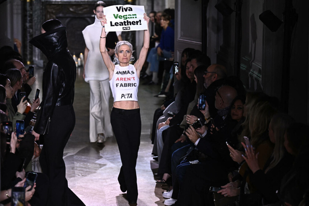 Prezentarea de modă a Victoriei Beckham la Paris, întreruptă de un grup de activişti. FOTO + VIDEO - Imaginea 4