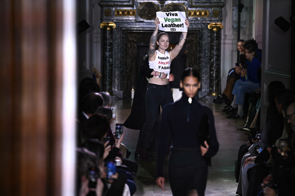 Prezentarea de modă a Victoriei Beckham la Paris, întreruptă de un grup de activişti. FOTO + VIDEO - Imaginea 5
