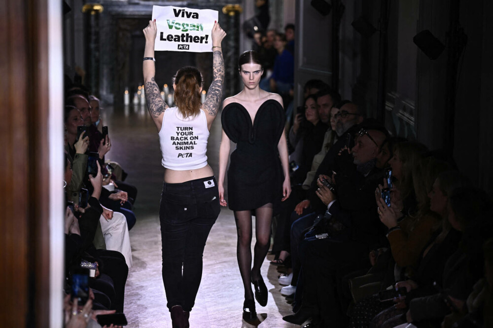 Prezentarea de modă a Victoriei Beckham la Paris, întreruptă de un grup de activişti. FOTO + VIDEO - Imaginea 6