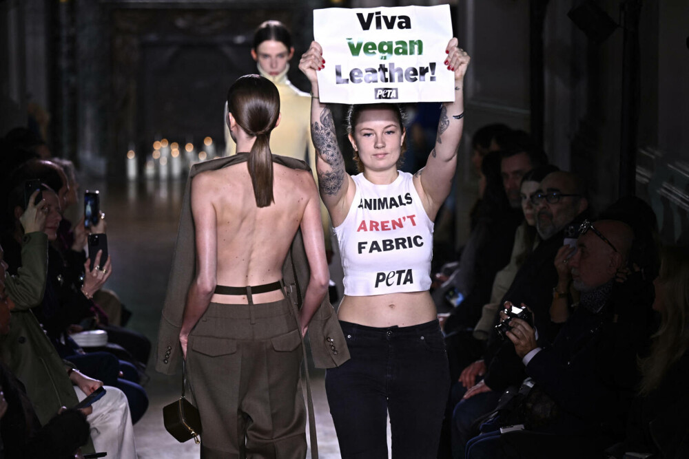 Prezentarea de modă a Victoriei Beckham la Paris, întreruptă de un grup de activişti. FOTO + VIDEO - Imaginea 7
