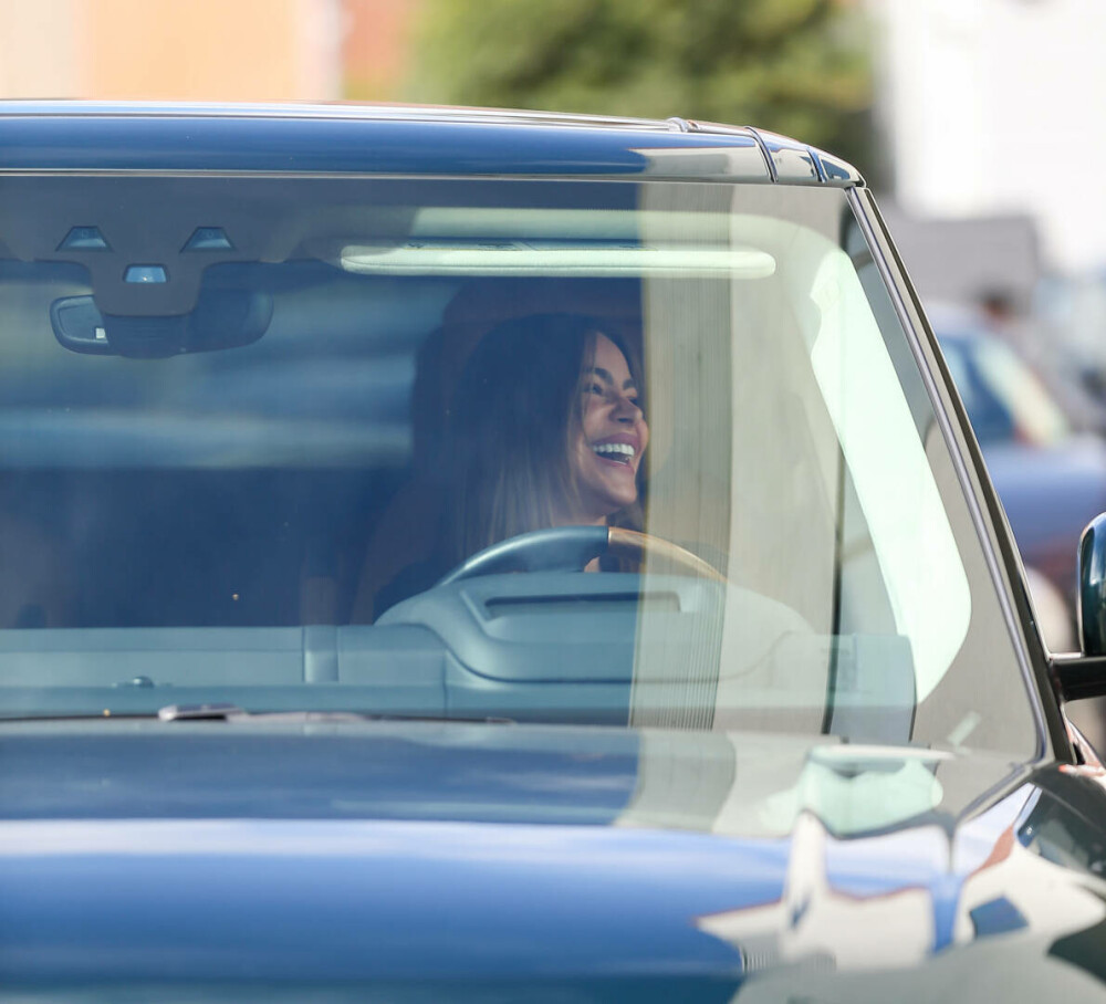 Cum a fost surprinsă Sofia Vergara pe străzile din Beverly Hills. Vedeta a atras toate privirile | GALERIE FOTO - Imaginea 4