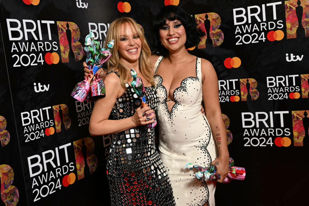 Artista Raye a fost recompensată cu şase premii la BRIT Awards. Lista completă a câştigătorilor. FOTO - Imaginea 2