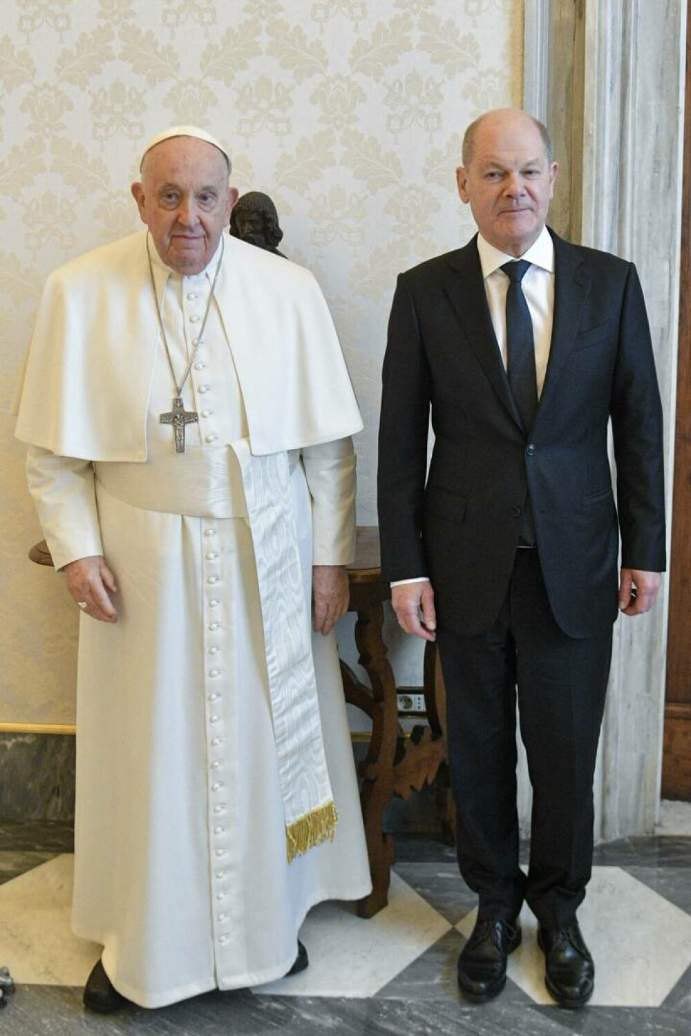 Olaf Scholz a fost primit la Vatican de Papa Francisc. Ce cadou i-a oferit suveranului pontif. FOTO - Imaginea 1
