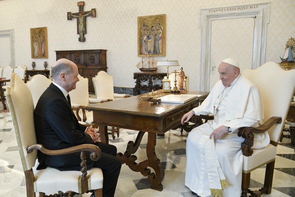 Olaf Scholz a fost primit la Vatican de Papa Francisc. Ce cadou i-a oferit suveranului pontif. FOTO - Imaginea 2