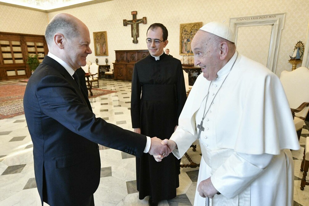 Olaf Scholz a fost primit la Vatican de Papa Francisc. Ce cadou i-a oferit suveranului pontif. FOTO - Imaginea 3