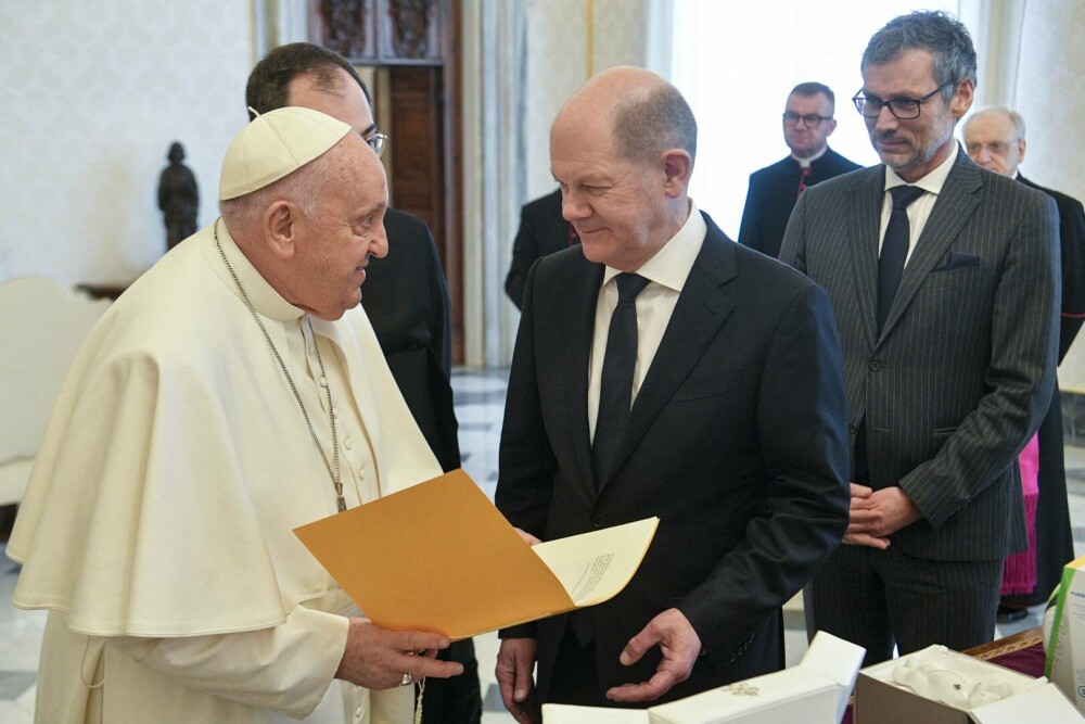 Olaf Scholz a fost primit la Vatican de Papa Francisc. Ce cadou i-a oferit suveranului pontif. FOTO - Imaginea 5