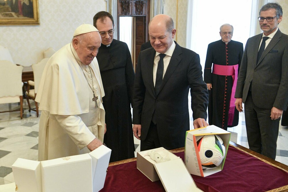 Olaf Scholz a fost primit la Vatican de Papa Francisc. Ce cadou i-a oferit suveranului pontif. FOTO - Imaginea 6