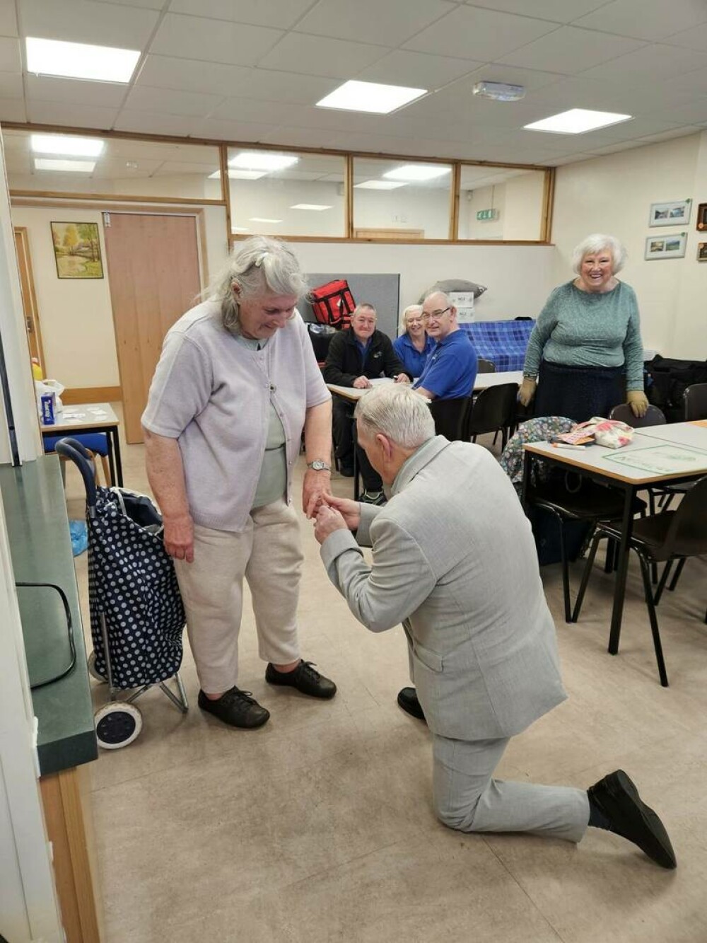 „Ne iubim la nebunie”. Doi pensionari de 76 de ani s-au logodit în timp ce jucau bingo și apoi au câștigat la loto | FOTO - Imaginea 2