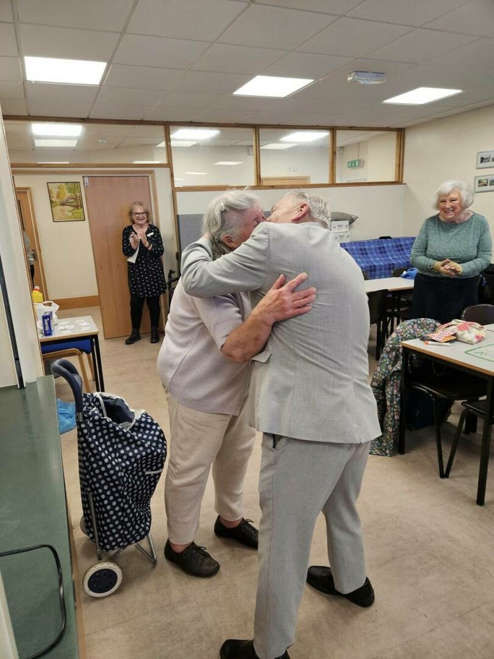 „Ne iubim la nebunie”. Doi pensionari de 76 de ani s-au logodit în timp ce jucau bingo și apoi au câștigat la loto | FOTO - Imaginea 3