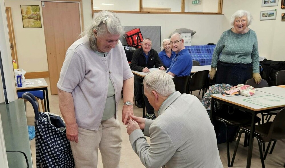 „Ne iubim la nebunie”. Doi pensionari de 76 de ani s-au logodit în timp ce jucau bingo și apoi au câștigat la loto | FOTO - Imaginea 1
