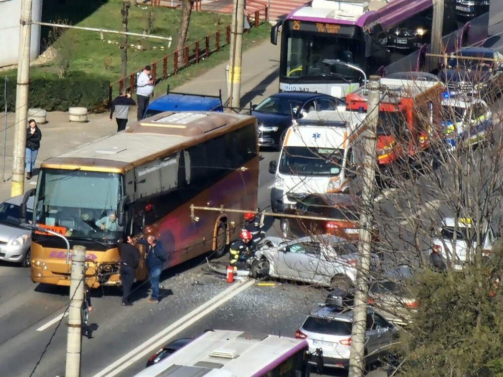 Accident între un autobuz de şcoală, o autoutilitară şi două autoturisme, în Cluj. Două persoane au ajuns la spital | FOTO - Imaginea 1