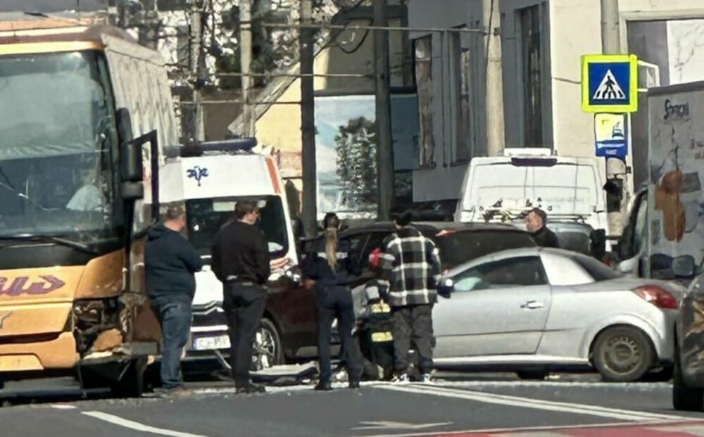 Accident între un autobuz de şcoală, o autoutilitară şi două autoturisme, în Cluj. Două persoane au ajuns la spital | FOTO - Imaginea 3