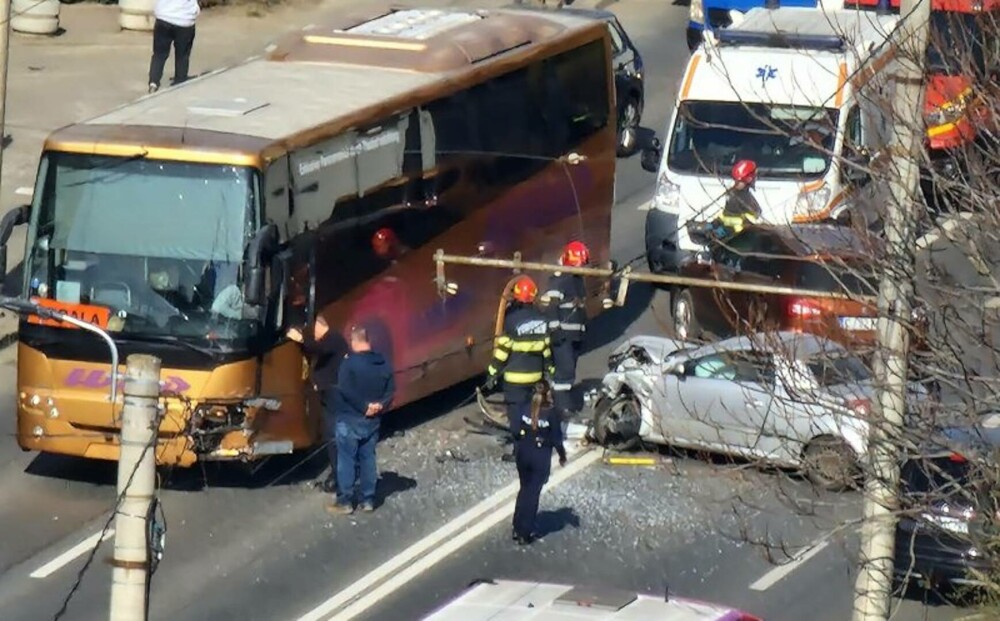 Accident între un autobuz de şcoală, o autoutilitară şi două autoturisme, în Cluj. Două persoane au ajuns la spital | FOTO - Imaginea 2