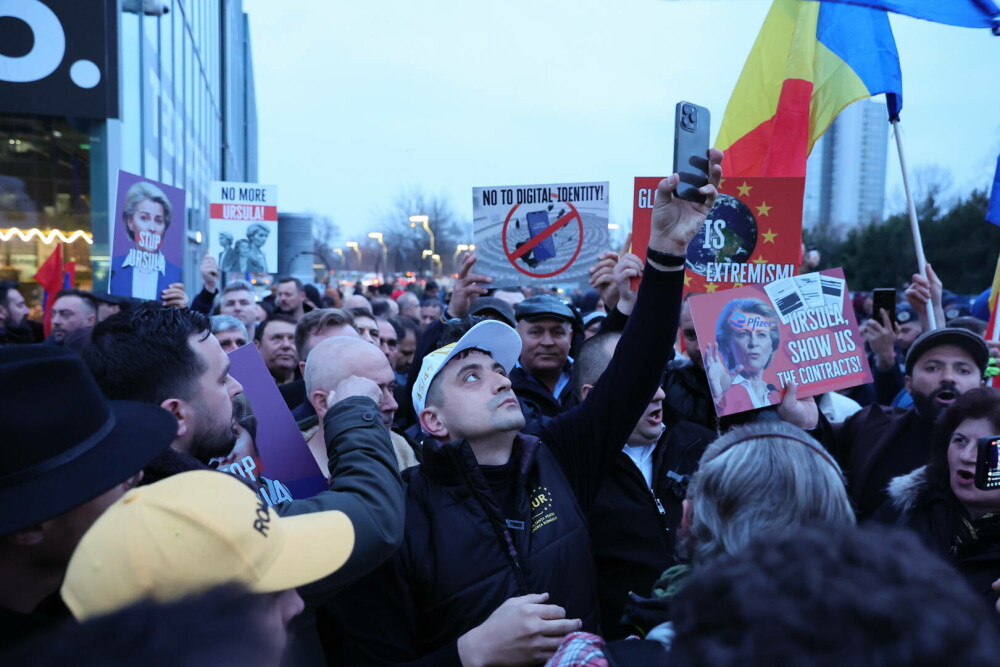Protest AUR la congresul PPE din București. Simion: Dușmanii României, Ursula von der Leyen, și ”cancerul” austriac Nehammer - Imaginea 1
