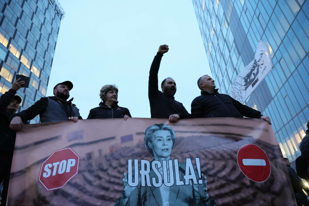 Protest AUR la congresul PPE din București. Simion: Dușmanii României, Ursula von der Leyen, și ”cancerul” austriac Nehammer - Imaginea 2