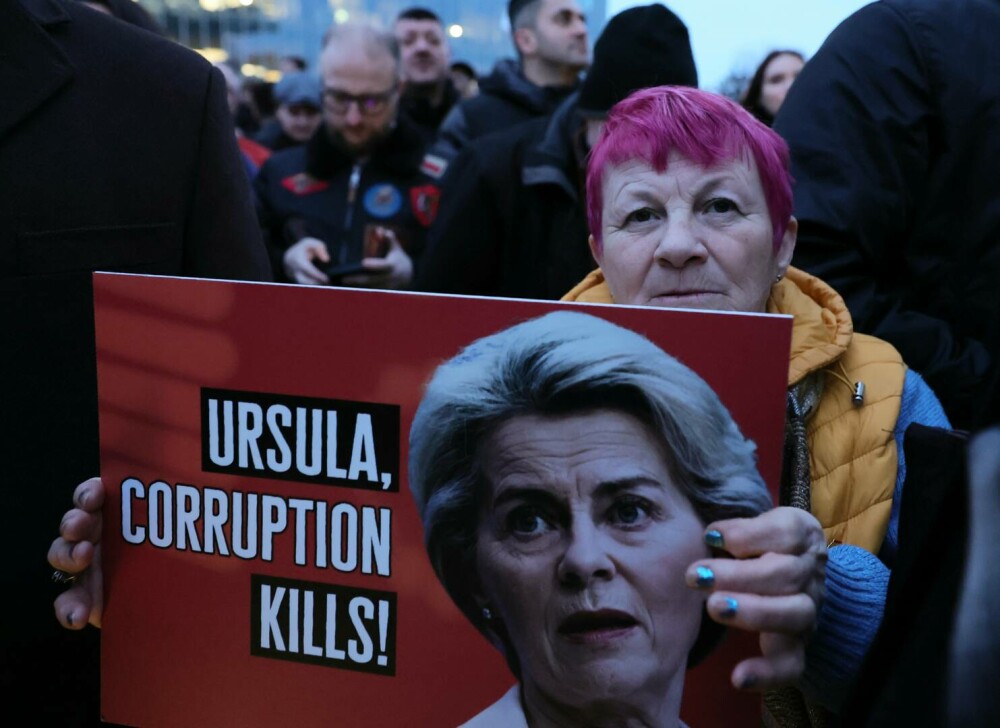 Protest AUR la congresul PPE din București. Simion: Dușmanii României, Ursula von der Leyen, și ”cancerul” austriac Nehammer - Imaginea 3