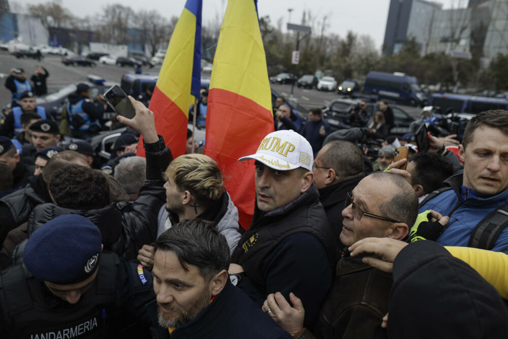 Protest AUR la congresul PPE din București. Simion: Dușmanii României, Ursula von der Leyen, și ”cancerul” austriac Nehammer - Imaginea 4