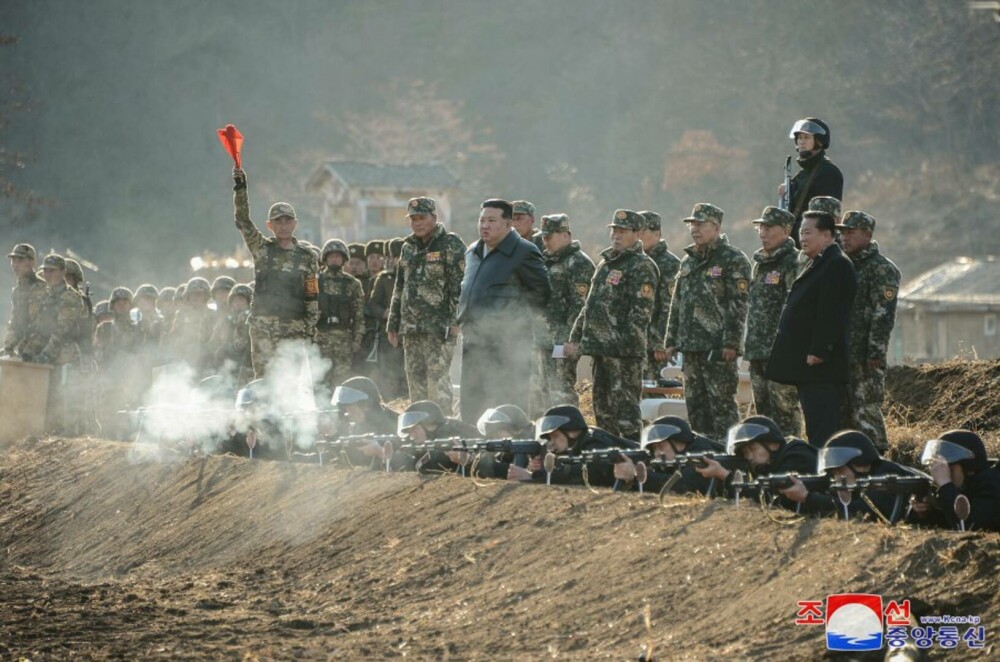 GALERIE FOTO. Imagini în premieră cu președintele Coreei de Nord, Kim Jong Un, pe post de Rambo, folosind o pușcă de asalt - Imaginea 1