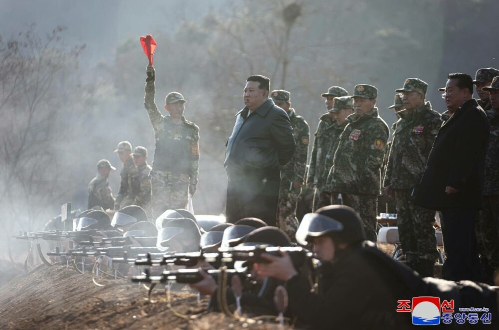 GALERIE FOTO. Imagini în premieră cu președintele Coreei de Nord, Kim Jong Un, pe post de Rambo, folosind o pușcă de asalt - Imaginea 2