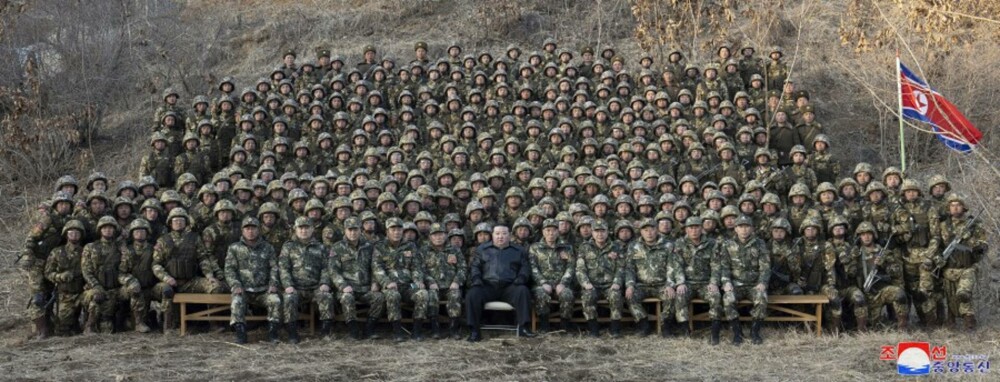 GALERIE FOTO. Imagini în premieră cu președintele Coreei de Nord, Kim Jong Un, pe post de Rambo, folosind o pușcă de asalt - Imaginea 3