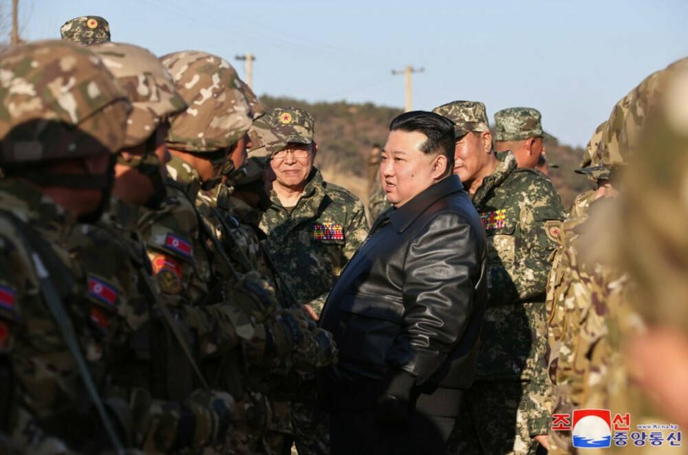 GALERIE FOTO. Imagini în premieră cu președintele Coreei de Nord, Kim Jong Un, pe post de Rambo, folosind o pușcă de asalt - Imaginea 4