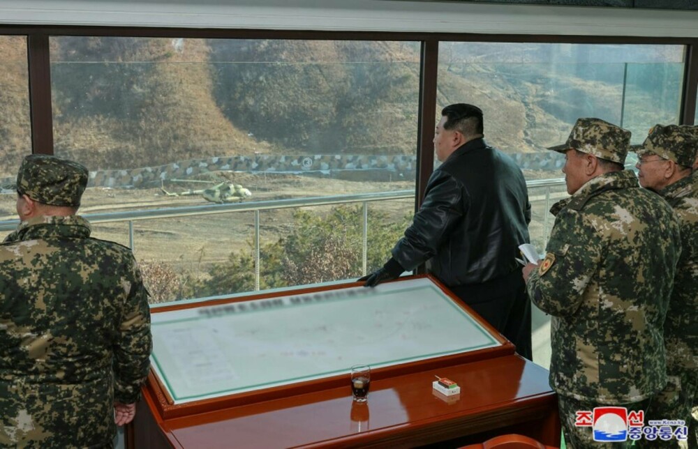 GALERIE FOTO. Imagini în premieră cu președintele Coreei de Nord, Kim Jong Un, pe post de Rambo, folosind o pușcă de asalt - Imaginea 5