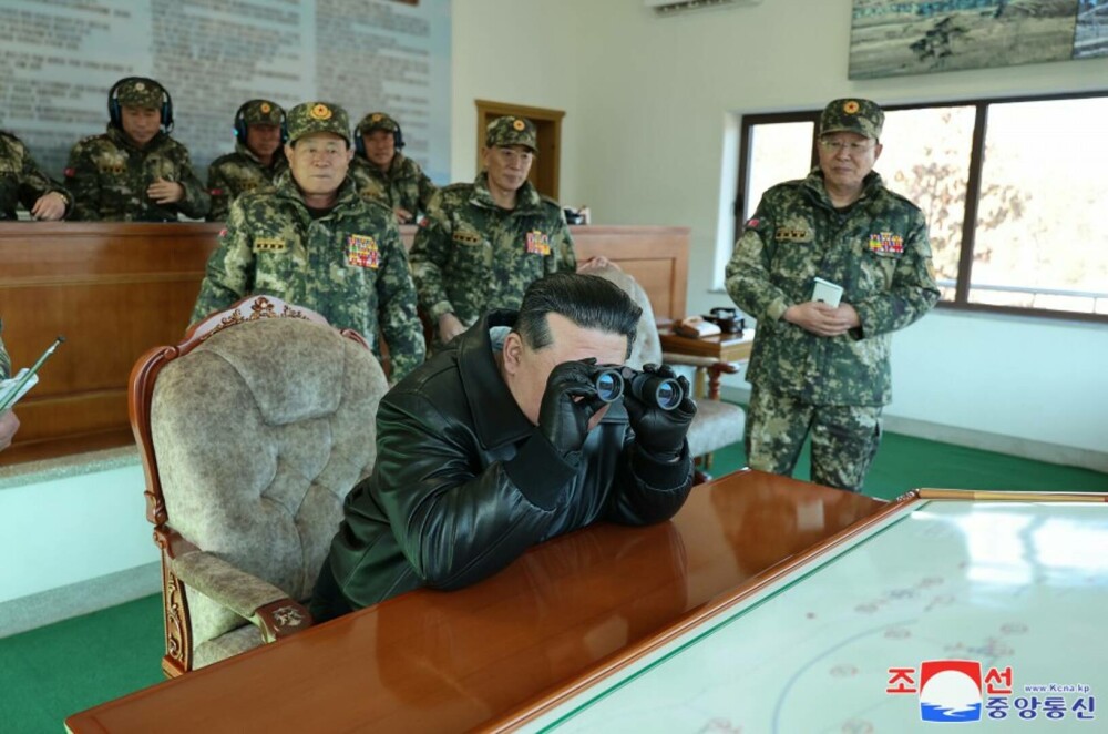GALERIE FOTO. Imagini în premieră cu președintele Coreei de Nord, Kim Jong Un, pe post de Rambo, folosind o pușcă de asalt - Imaginea 6