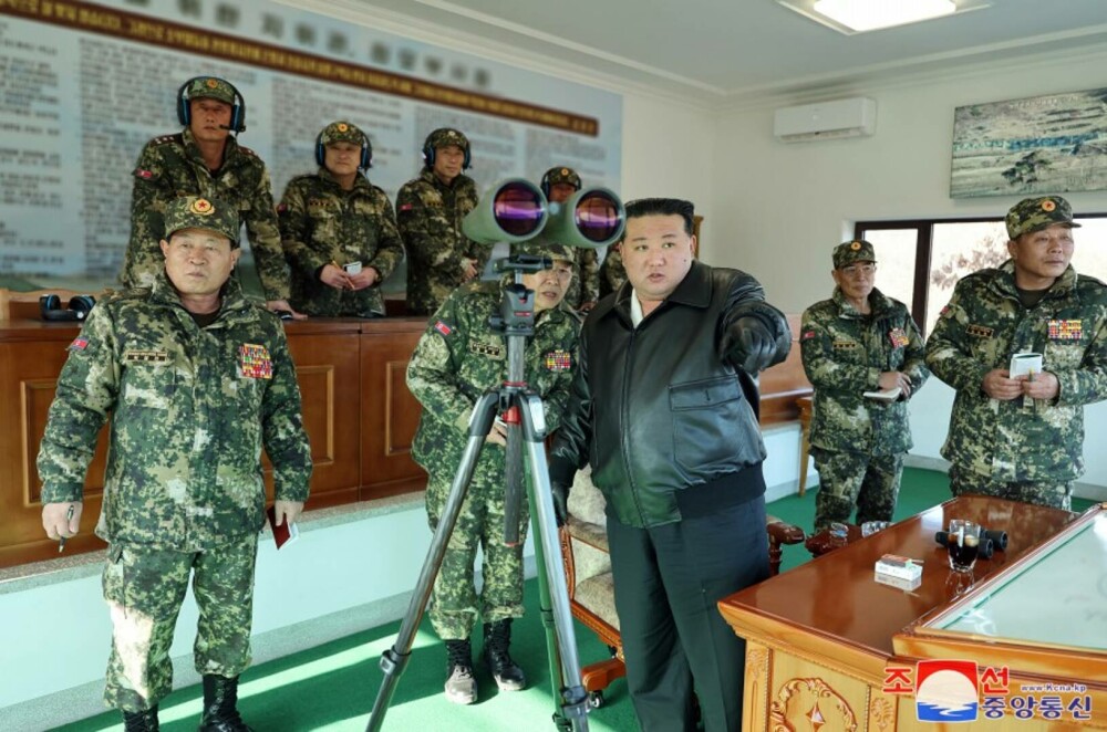 GALERIE FOTO. Imagini în premieră cu președintele Coreei de Nord, Kim Jong Un, pe post de Rambo, folosind o pușcă de asalt - Imaginea 7