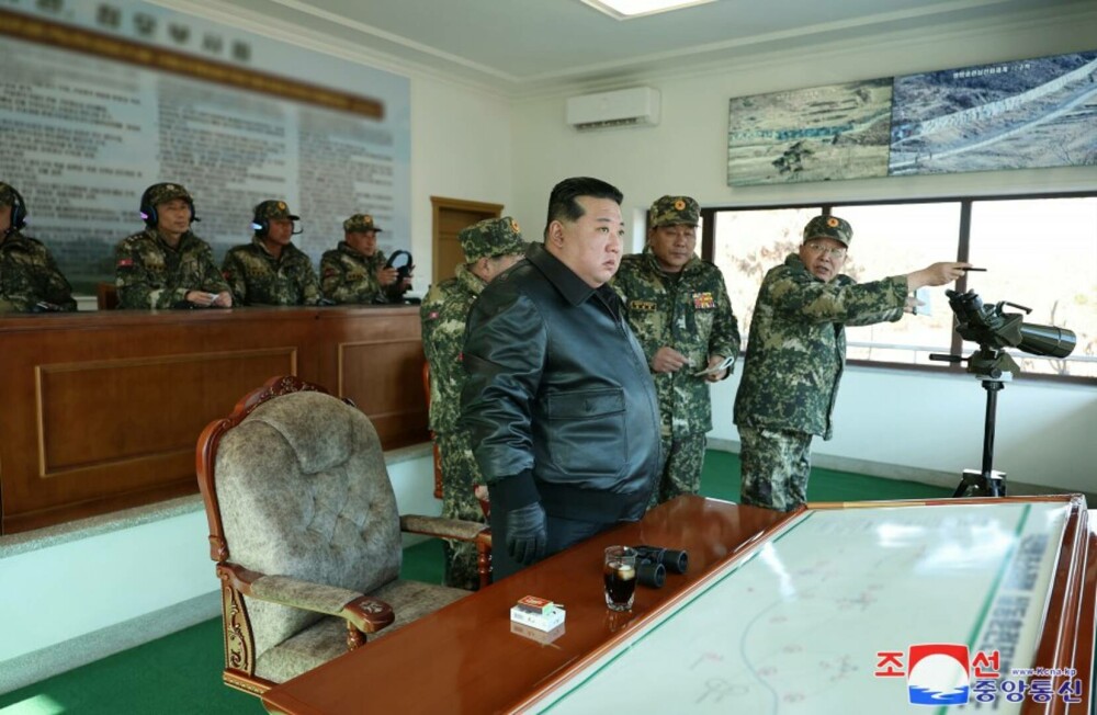 GALERIE FOTO. Imagini în premieră cu președintele Coreei de Nord, Kim Jong Un, pe post de Rambo, folosind o pușcă de asalt - Imaginea 9