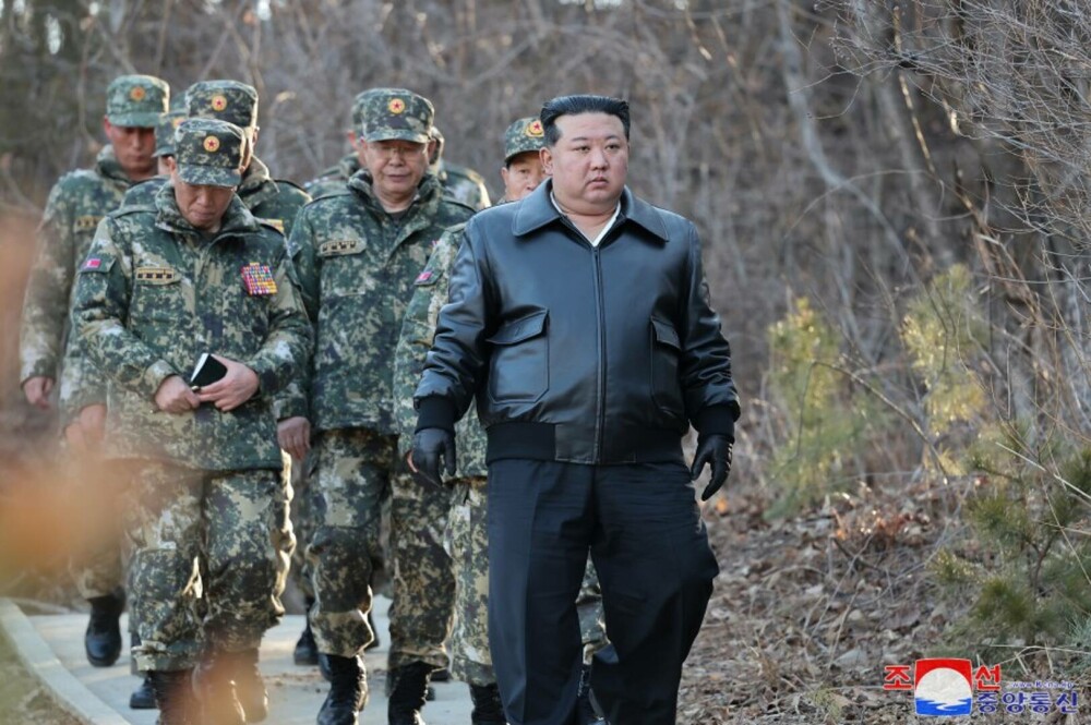 GALERIE FOTO. Imagini în premieră cu președintele Coreei de Nord, Kim Jong Un, pe post de Rambo, folosind o pușcă de asalt - Imaginea 10