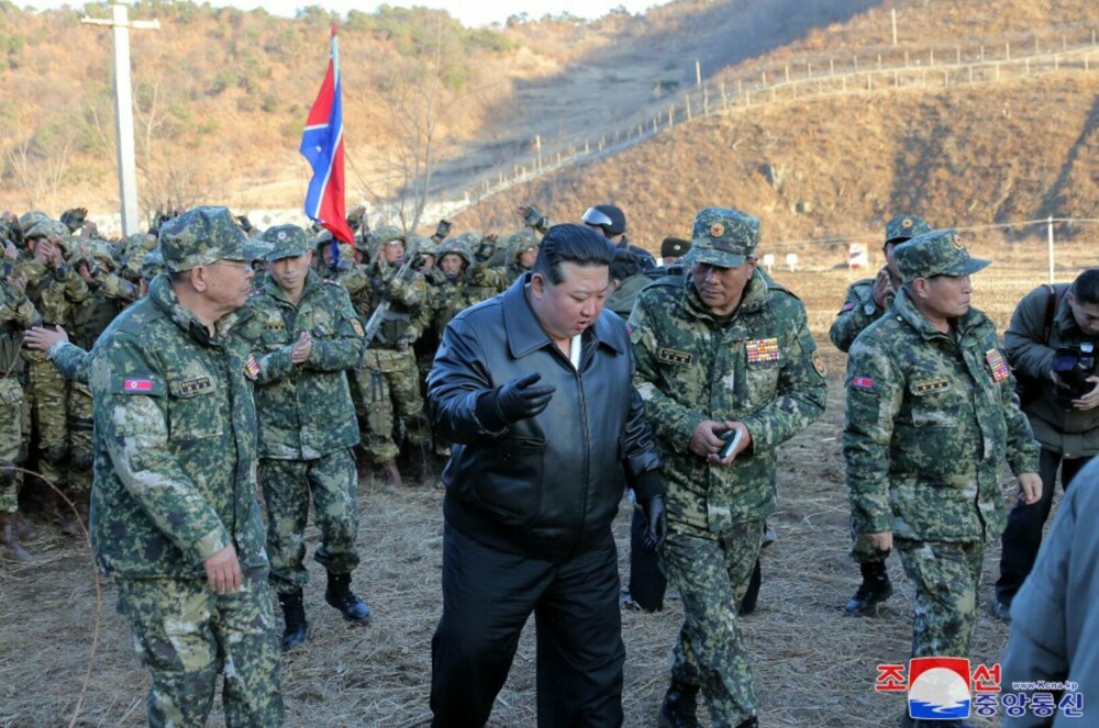 GALERIE FOTO. Imagini în premieră cu președintele Coreei de Nord, Kim Jong Un, pe post de Rambo, folosind o pușcă de asalt - Imaginea 11