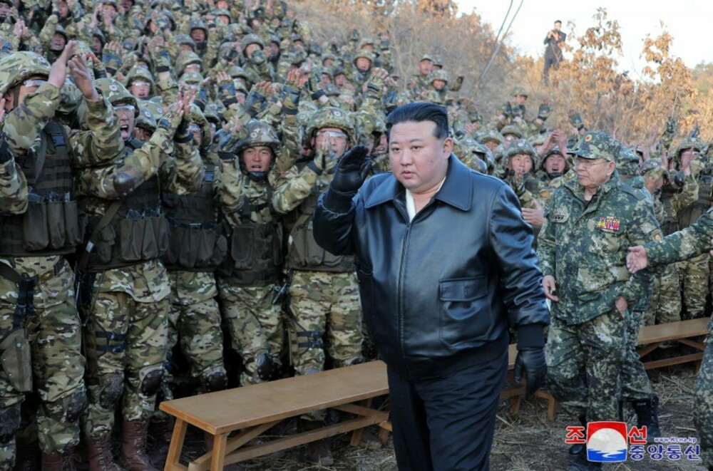GALERIE FOTO. Imagini în premieră cu președintele Coreei de Nord, Kim Jong Un, pe post de Rambo, folosind o pușcă de asalt - Imaginea 12